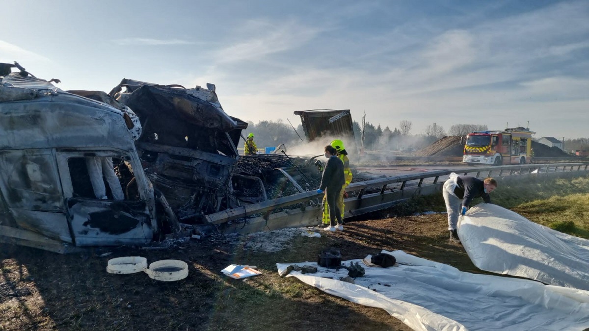 Trei șoferi de TIR au murit carbonizați în camioanele lor, care au luat foc după ce s-au ciocnit pe o șosea din Franța