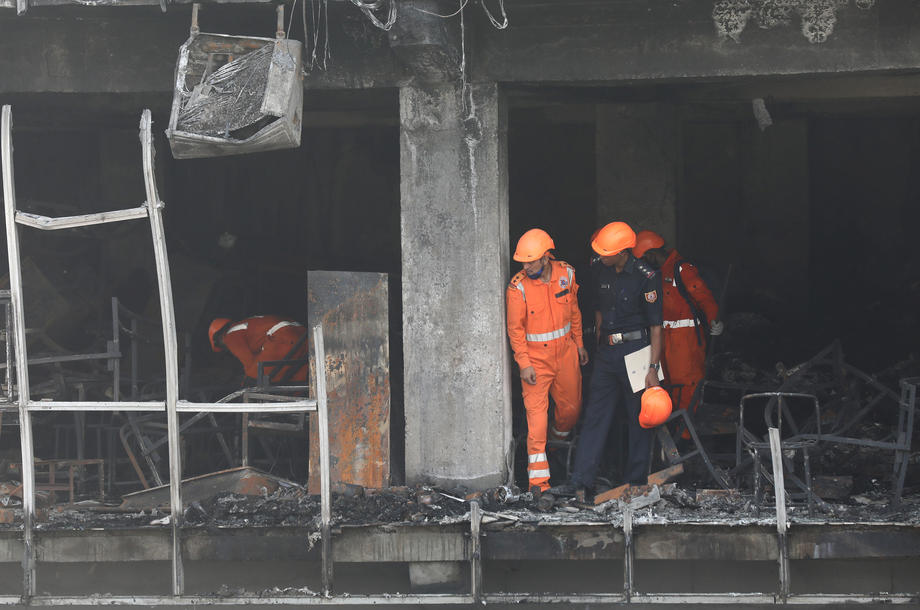 Clădire de birouri din Delhi, mistuită de incendiu. Sunt 27 de morți și zeci de dispăruți
