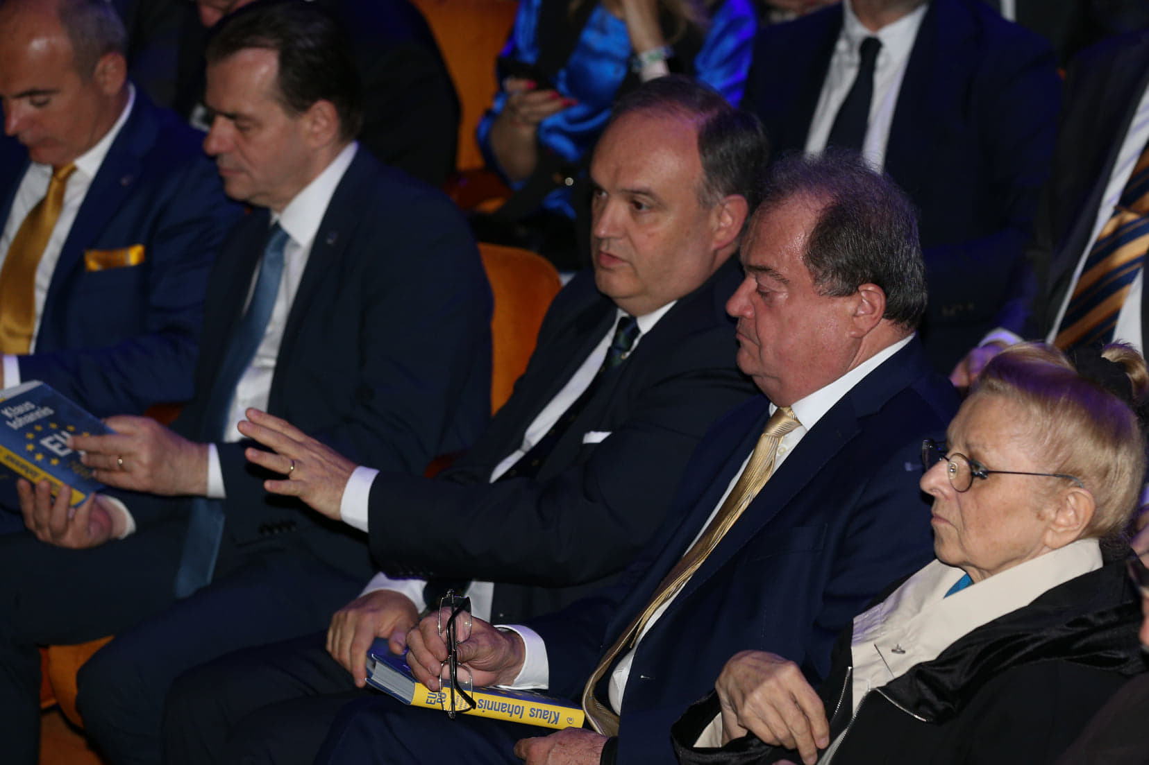 FOTO | Preşedintele Klaus Iohannis și-a lansat a treia carte, "EU.RO. Un dialog deschis despre Europa"