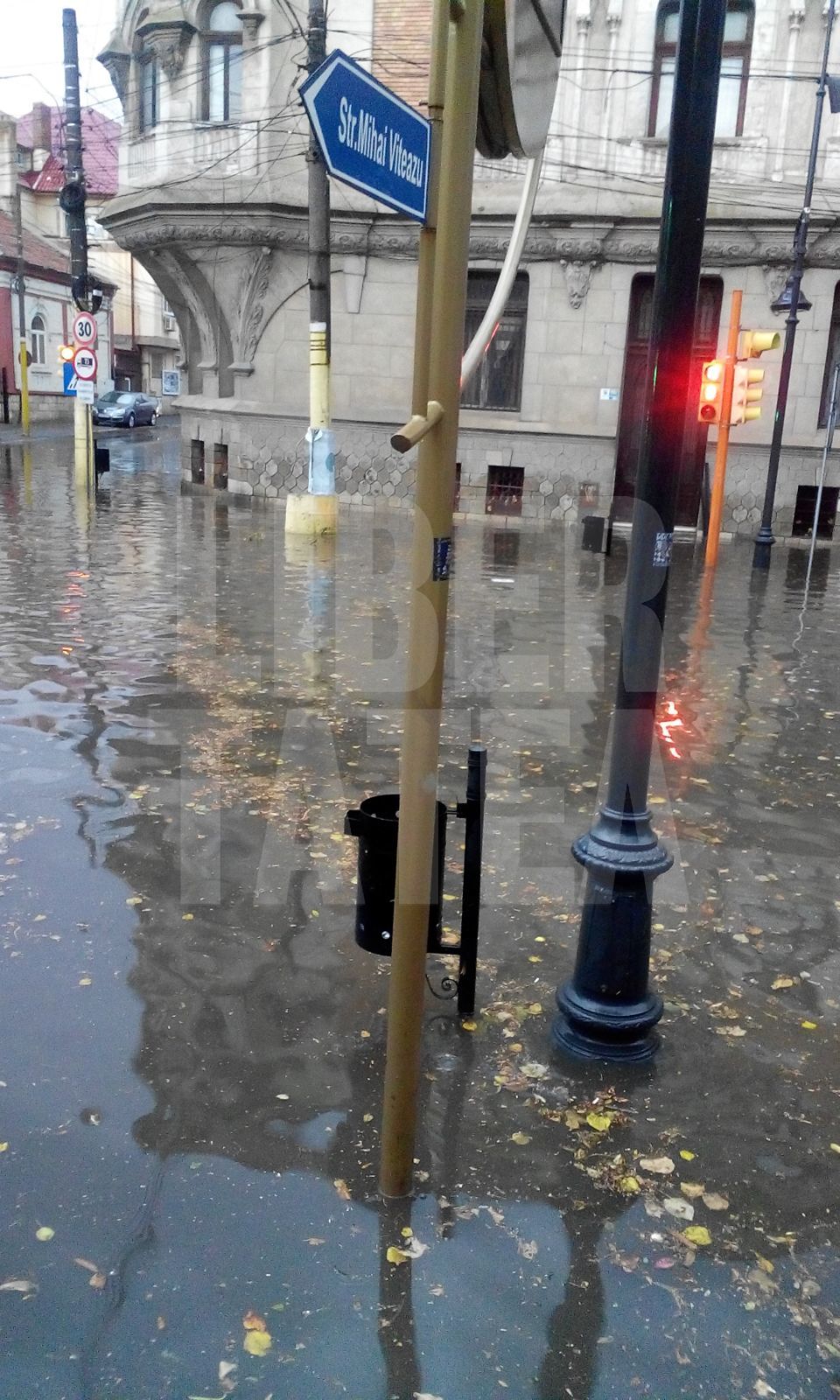 UPDATE / Inundații la Constanța. O macara de câteva tone, doborâtă de vânt. Potop și în alte orașe