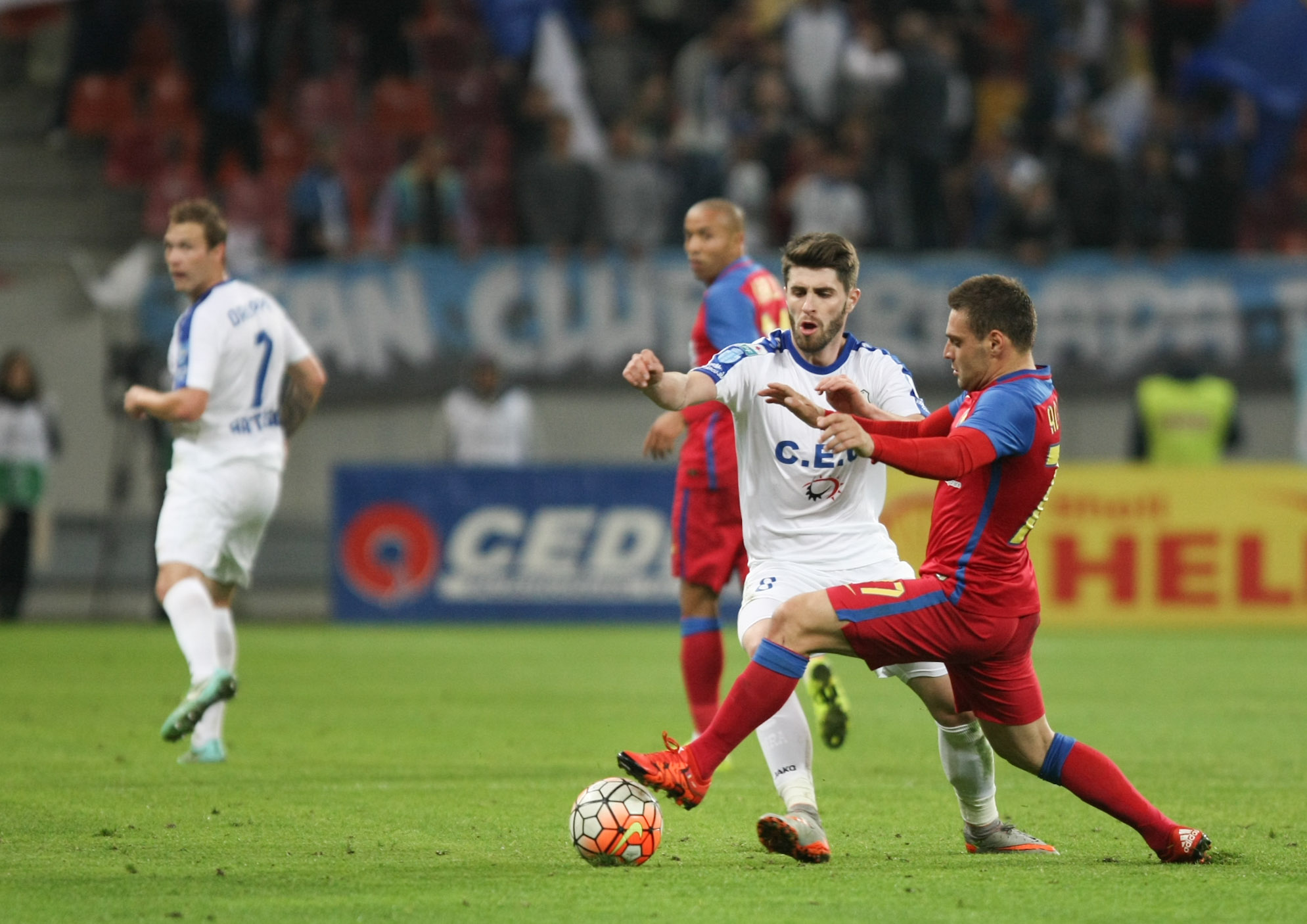 Liga I, etapa a 15-a. Steaua - Pandurii 1-1. Gorjenii au făcut legea la Bucureşti, dar au scăpat victoria printre degete. Răduţ a deschis scorul, iar Hora a trimis balonul în bară. Campioana, care şutat pe poartă de abia în minutul 66, a egalat pe final, prin Muniru / FOTO