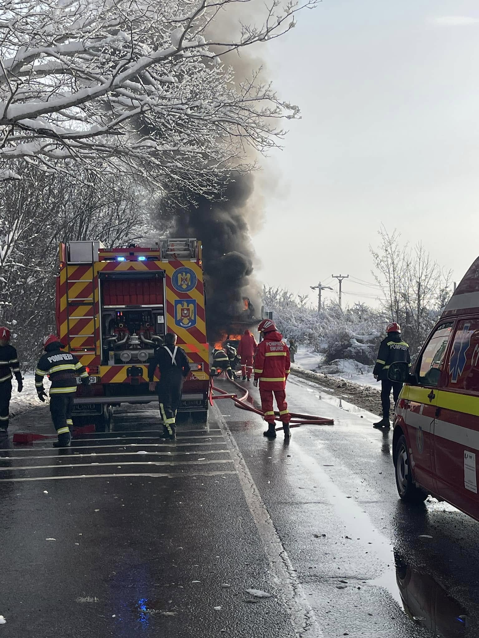 Un autotren care transporta opt autoturisme a luat foc pe DN 72, în judeţul Dâmboviţa