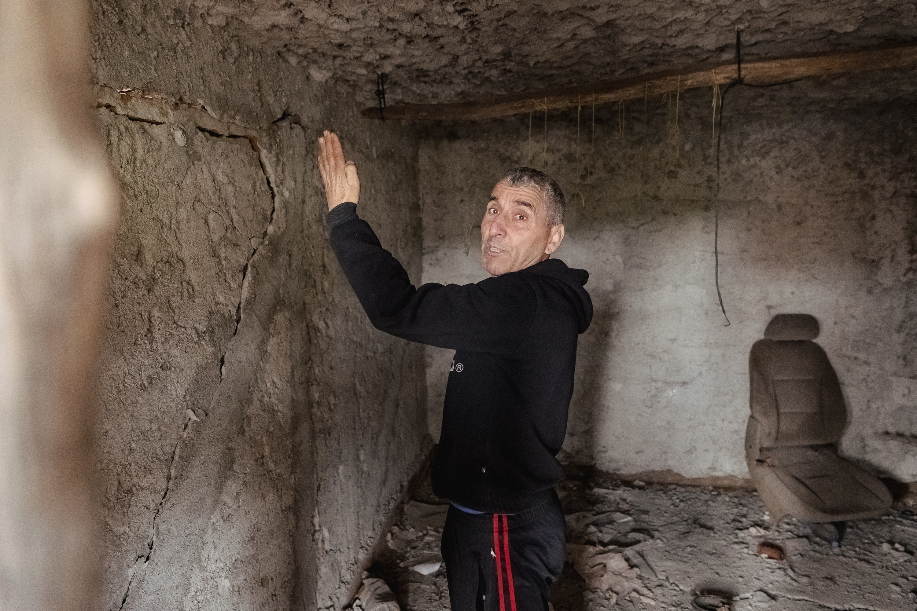 VIDEOREPORTAJ. După ce a obligat în instanță Primăria Mătăsari să-și ia țevile de canalizare din grădina lui, Claudiu vrea să meargă la Parchetul European: „Mă duc la doamna Kovesi!”