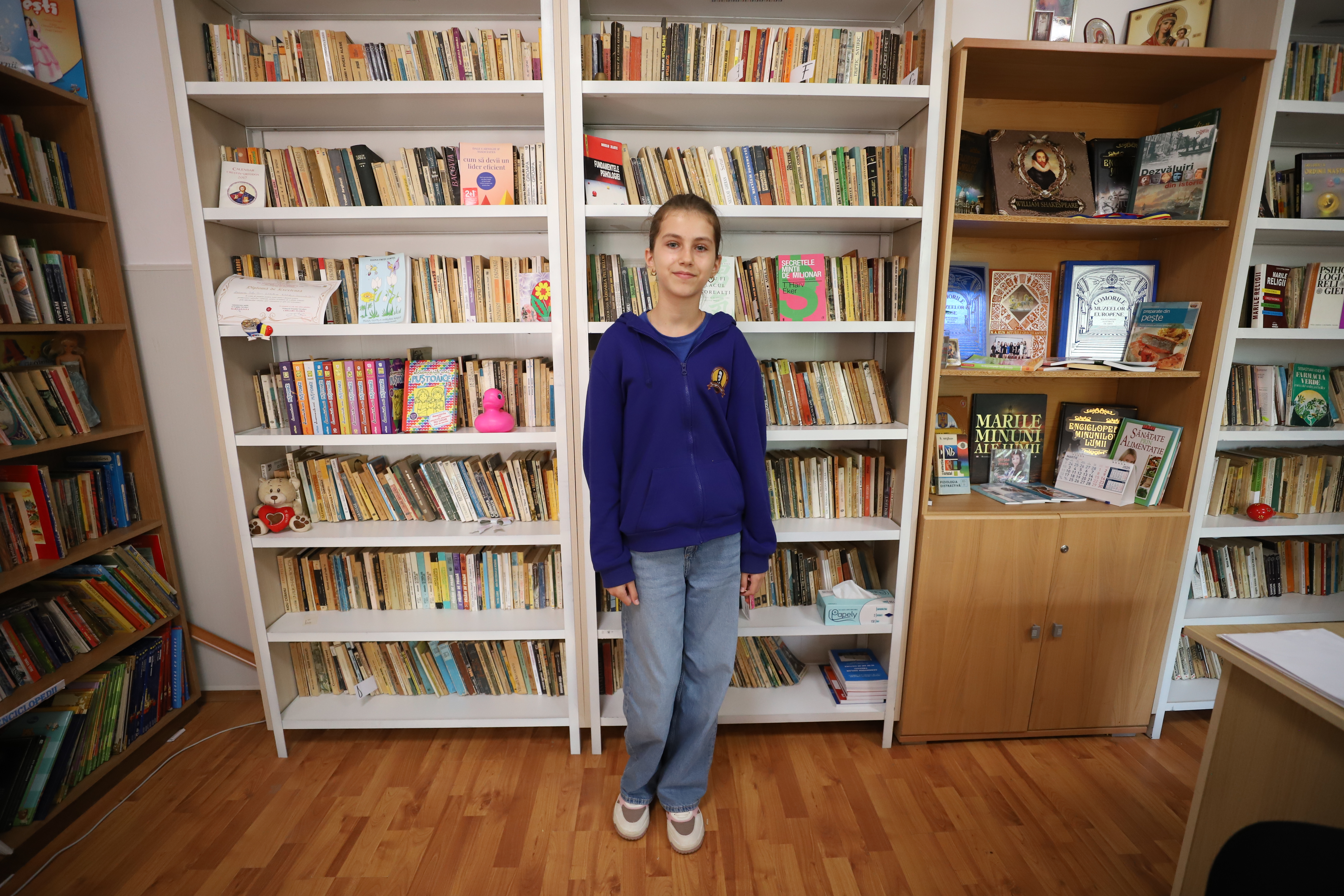 Curiosul caz al fetiţei de 12 ani care citeşte cărţi împrumutate de la biblioteca din sat. „TikTok nu-ţi dezvoltă nici creierul, nici imaginația, nici componentele lingvistice”, spune ea