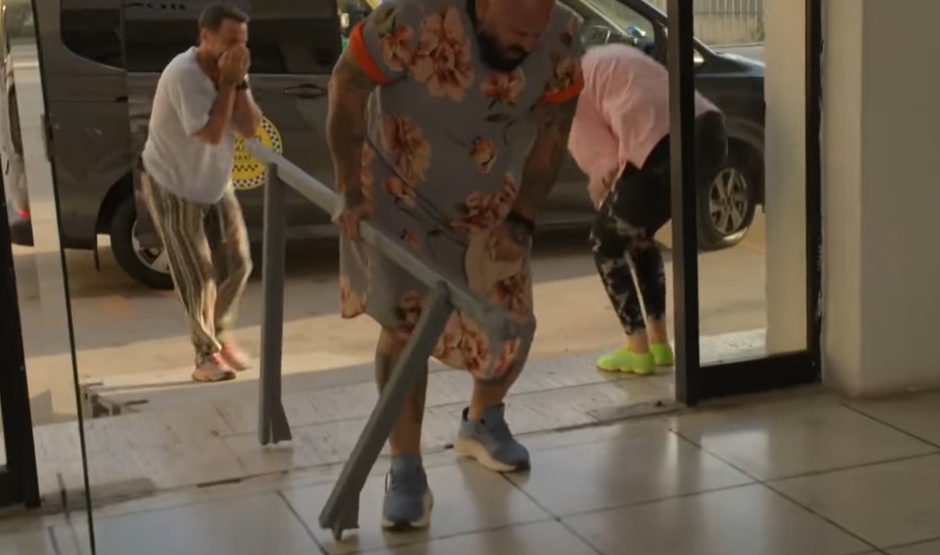 Cătălin Zmărăndescu l-a înjurat pe Dani Oțil în timpul probei „Au, mami!” la Power Couple. Luptătorul a rupt și o balustradă
