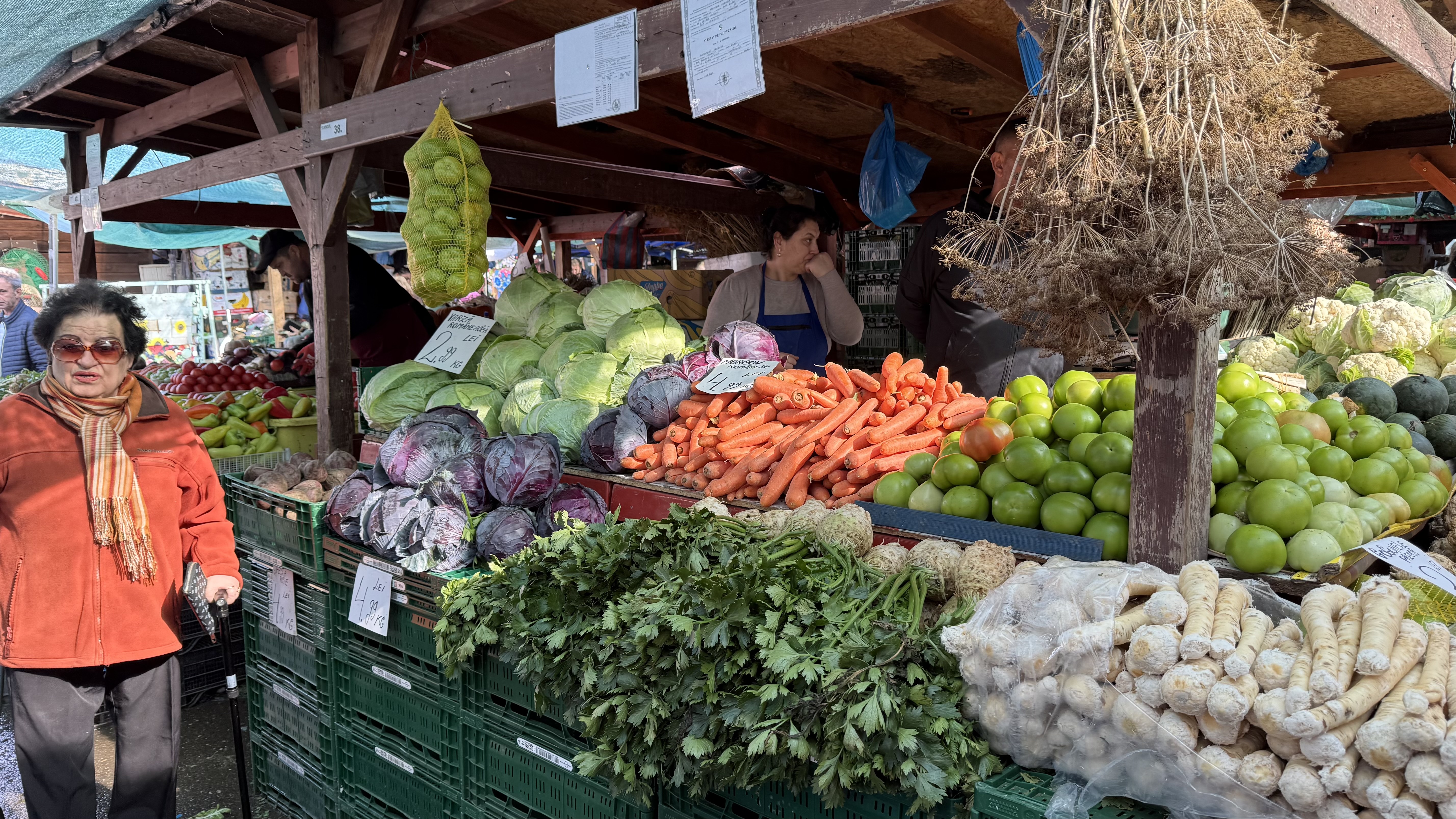 Murăturile din Piața Obor s-au scumpit mai mult decât carnea. „Cum să coste hreanul atât?! Rasolul de porc e la 14 lei în hală, am înnebunit?!”