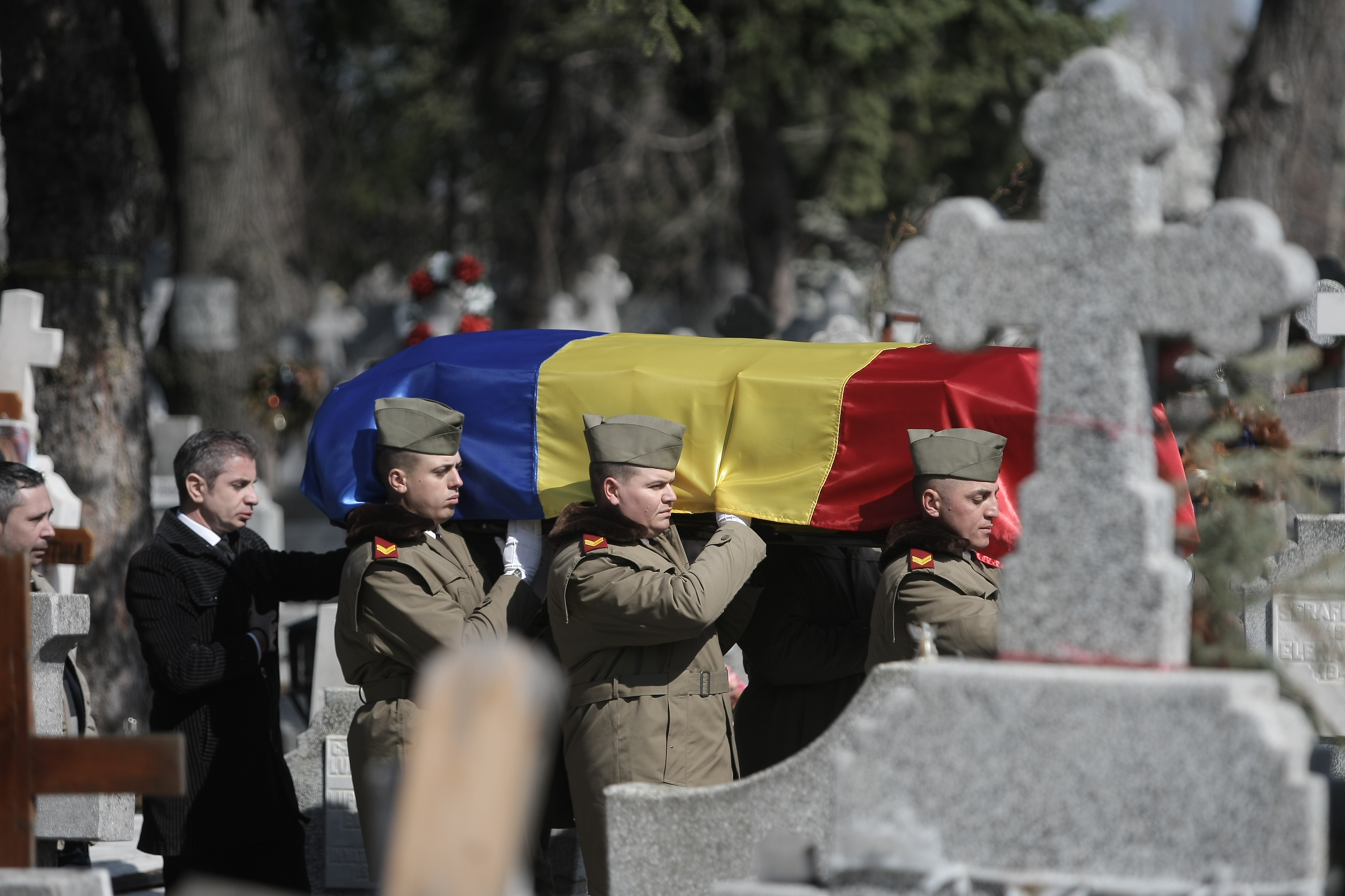 Iolanda Balaș-Soter a fost condusă pe ultimul drum de elita sportului românesc. Pe fosta mare săritoare în înălțime au plâns-o Gabi Szabo, Monica Iagăr, Mariana Bitang, Elisabeta Lipă, Octavian Bellu, dar și un general de 93 de ani/ FOTO