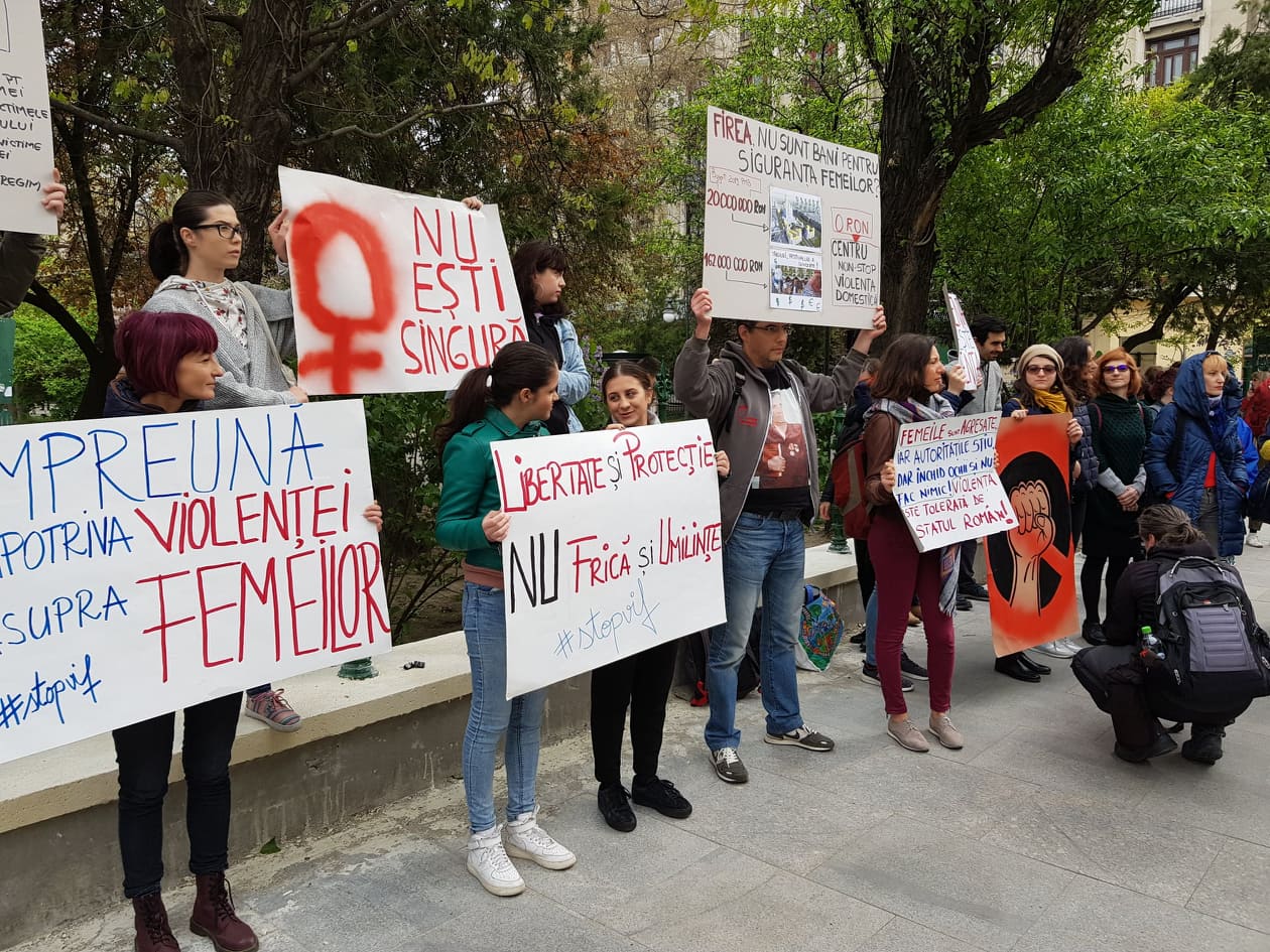FOTO/ Protest în fața Primăriei Capitalei din cauza închiderii singurului centru pentru victimele violenței domestice