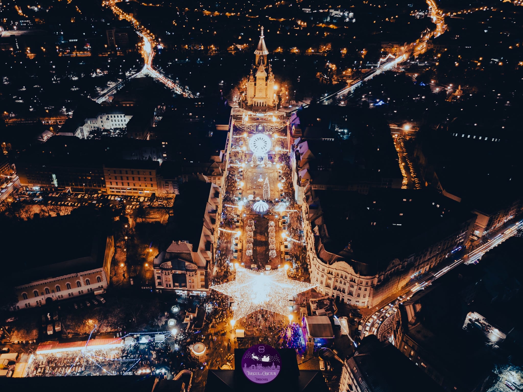 FOTO. Atmosferă de sărbătoare la târgul de Crăciun din Timişoara. Doar alegerea unui brad artificial nu a fost pe placul tuturor