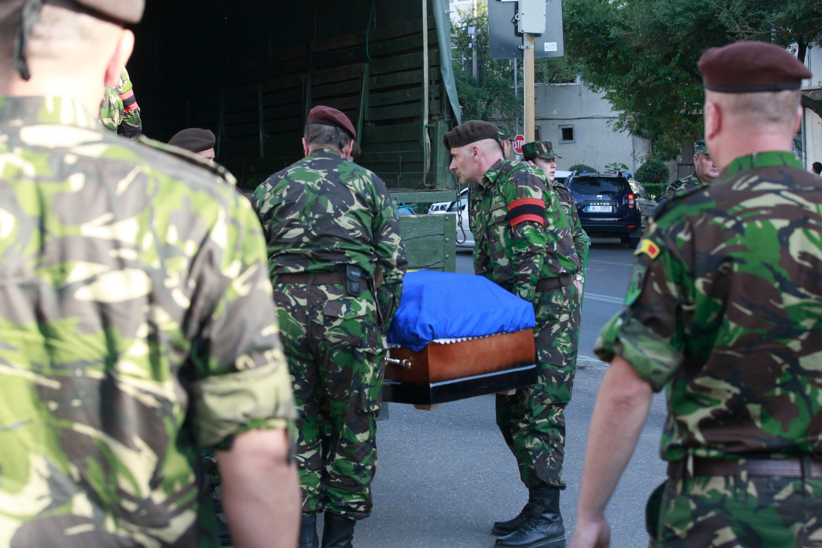GALERIE FOTO: Sicriul cu trupul neînsuflețit al militarului Mădălin Stoica ucis în Afganistan, depus la Buzău. Mama și soția militarului, împietrite de durere