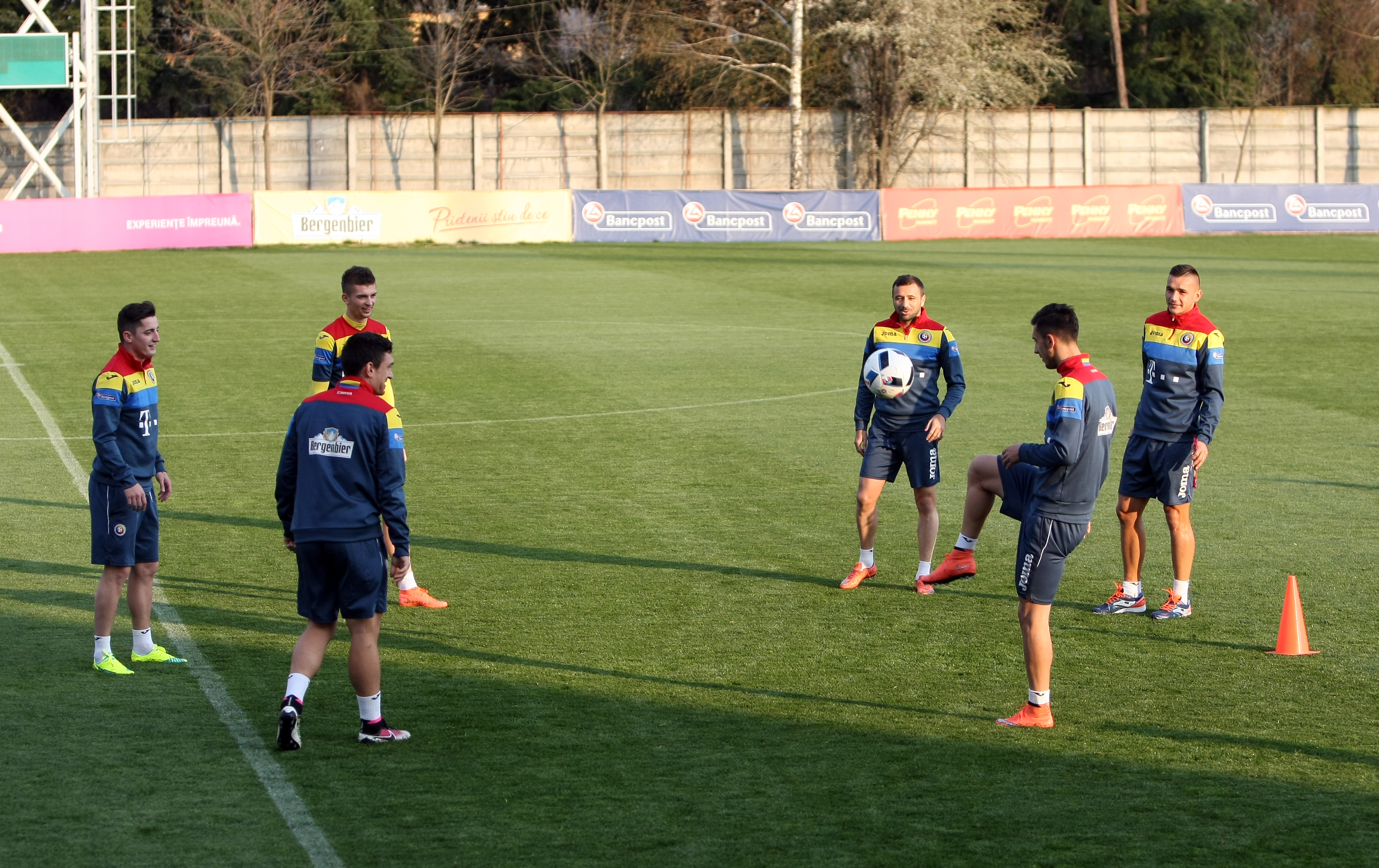 România - Lituania (amical, miercuri, 20.00, Giurgiu). Atenție, tricolori! Iordănescu, cel mai prost plătit selecționer de la Euro,  nu glumește! ”Tata Puiu” a lăsat mereu acasă jucători care au jucat în preliminarii și a luat câte trei-patru debutanți la turneele finale