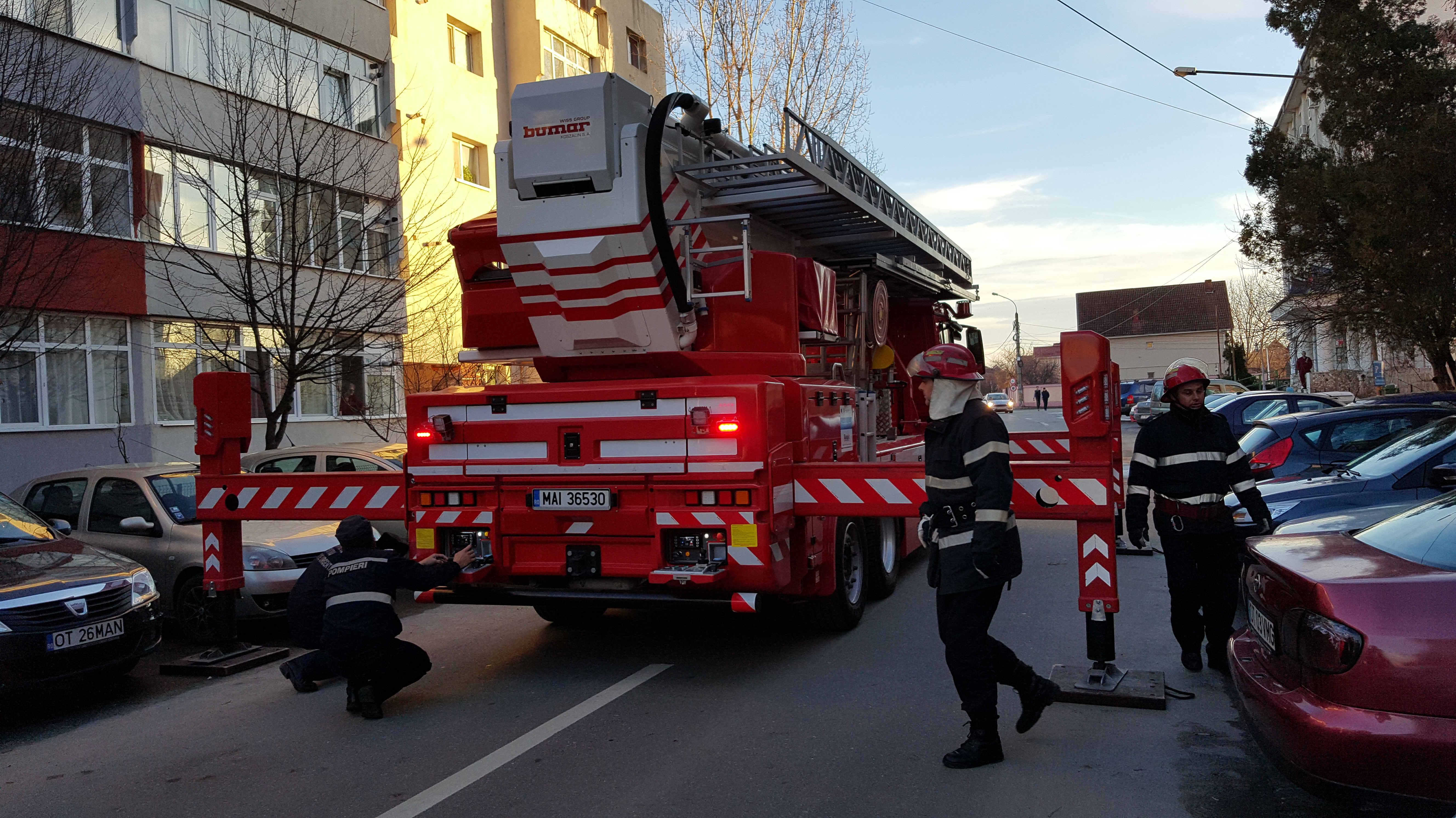 Desfăşurare impresionantă de forţe pentru salvarea unei pisici! GALERIE FOTO&VIDEO