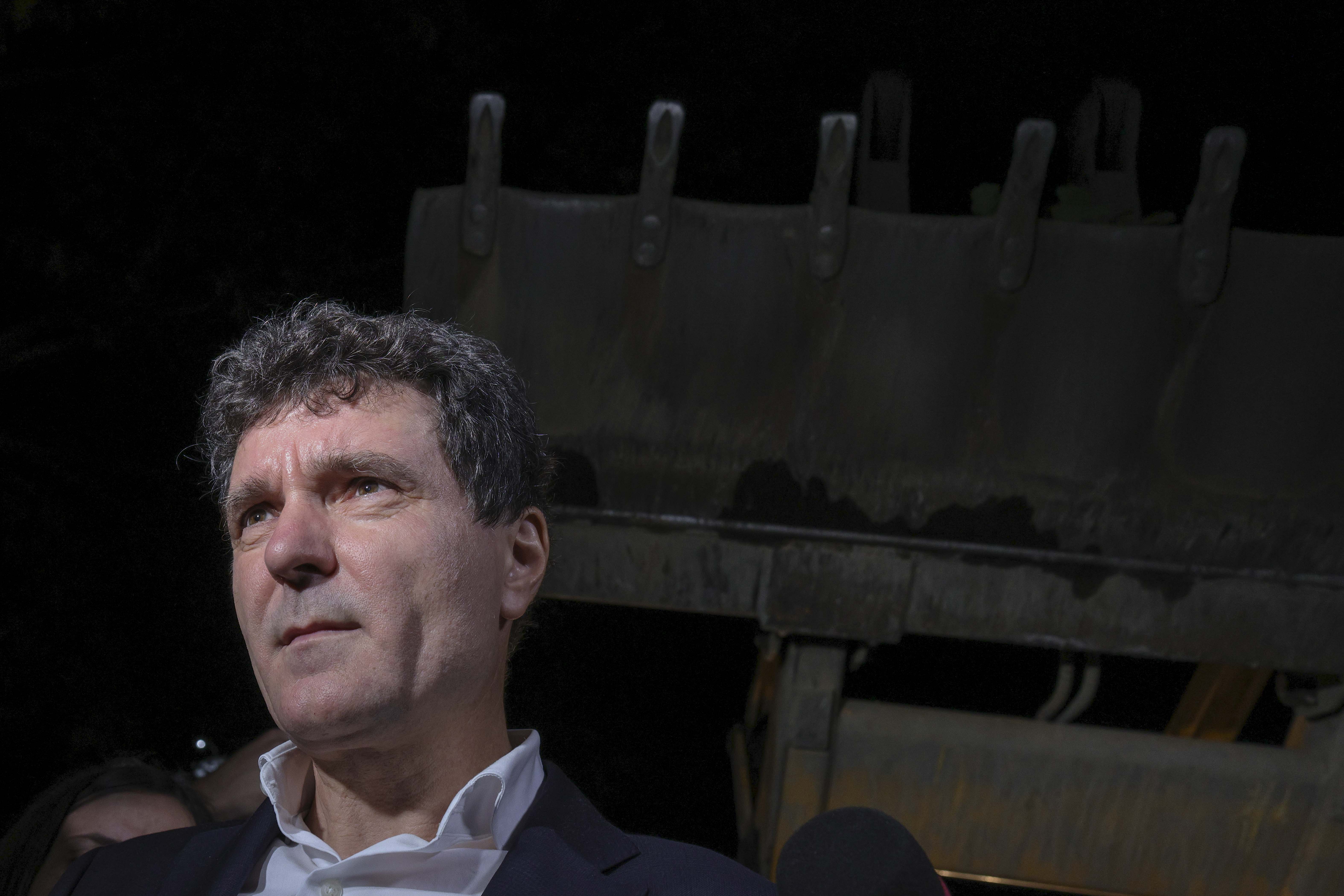 Scandal în Piața Unirii legat de lucrările la planșeu. Nicușor Dan a venit cu buldozere pentru gardurile lui Daniel Băluță. A intervenit și premierul Ciolacu