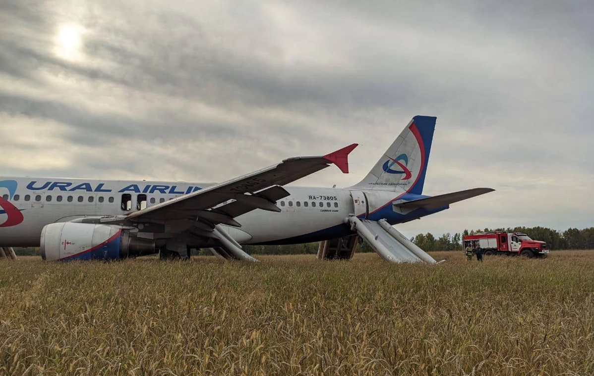 Un avion cu 170 de pasageri la bord care zbura pe ruta Soci-Omska a aterizat de urgență într-un lan de grâu, în Siberia