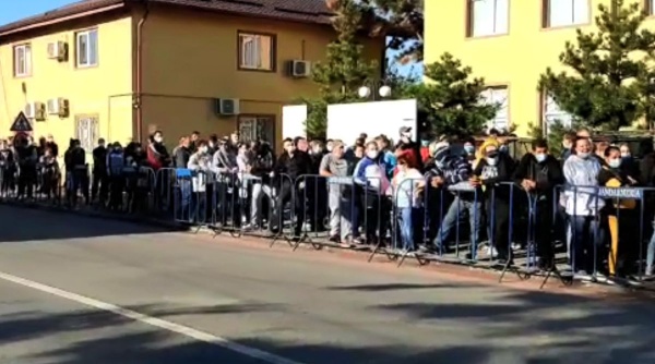 Două alegeri organizate în pandemie, mobilizare complet diferită. Cozi în septembrie, secții goale în decembrie