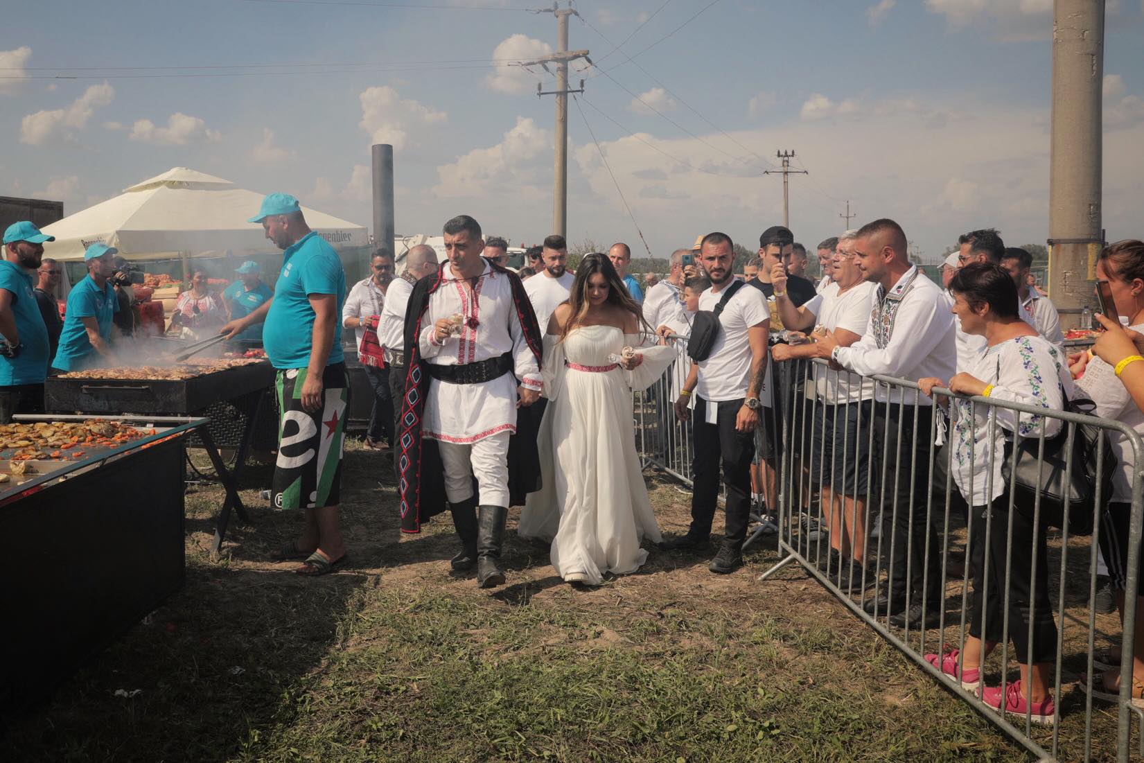 O mireasă și două nunți. Cum a petrecut poporul în vale, iar ceilalți invitați, în deal, la căsătoria „domnului AUR”, George Simion