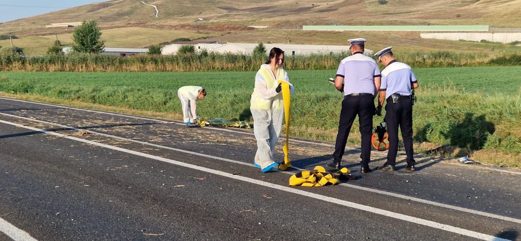 Un șofer de 19 ani, beat la volan, a lovit mortal trei tineri care mergeau pe marginea DN1, în județul Alba