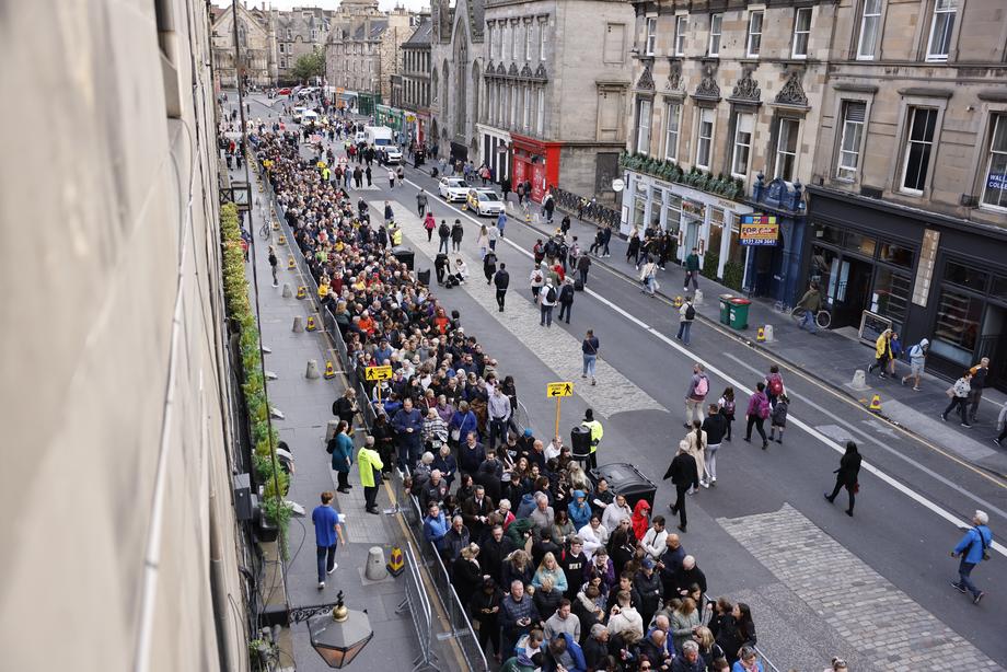 Cozi uriașe în fața Catedralei St. Giles din Edinburgh. Oamenii așteaptă să-și ia rămas-bun de la regina Elisabeta a II-a