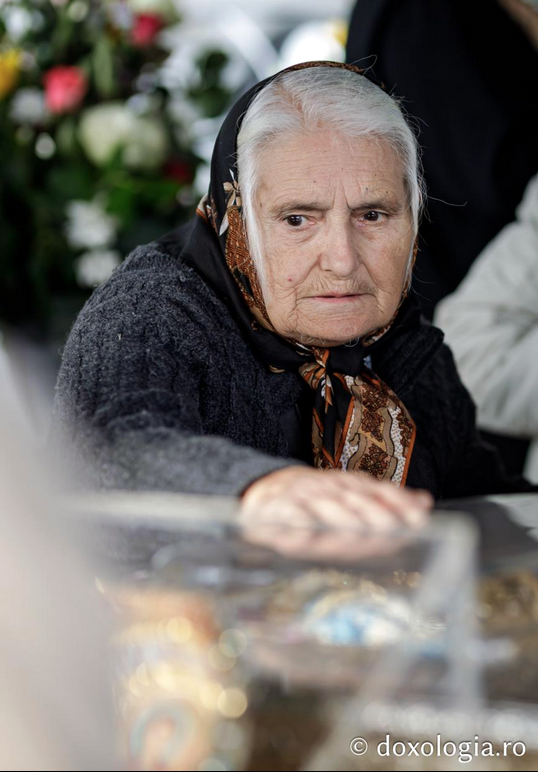 Cea mai mare Liturghie ținută în Moldova, la Iași: 35.000 de oameni s-au rugat Sfintei Parascheva, alți 46.000 stăteau la coadă pentru a ajunge la moaște