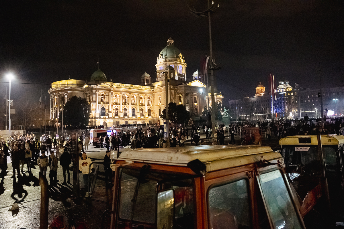 Marele protest de la Belgrad văzut din mulțime: Cratițele și tăcerea care au speriat Puterea FOTOREPORTAJ