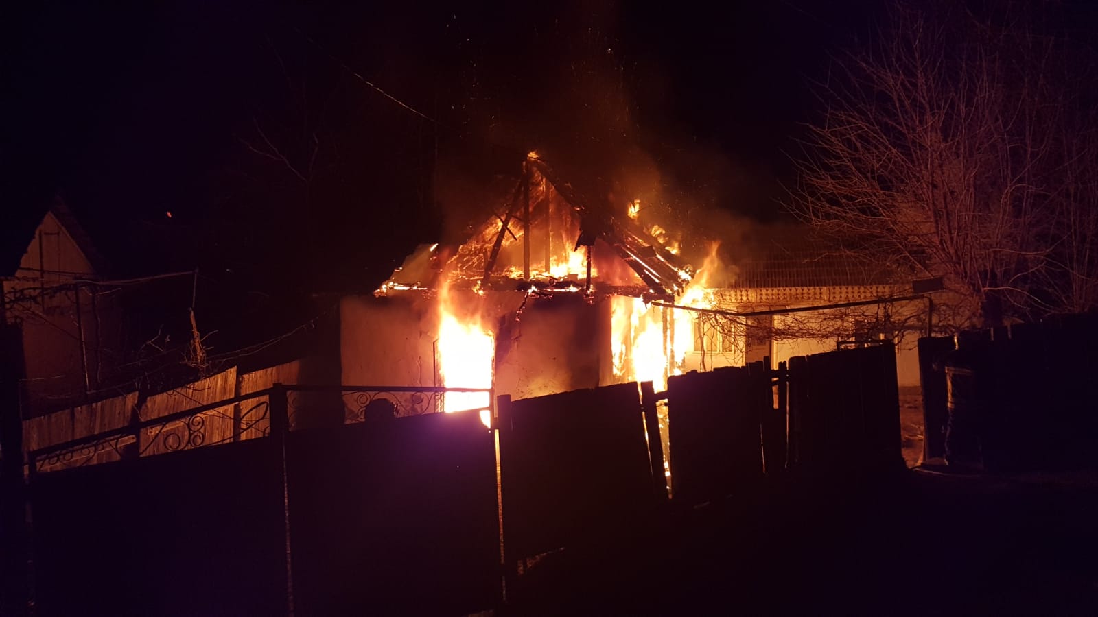 FOTO | O fetiță de 9 ani și mama acesteia, găsite moarte într-o locuință cuprinsă de flăcări în Bacău 