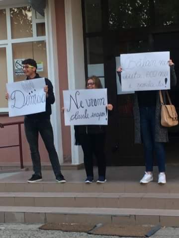 UPDATE: Demisie a directoarei colegiului din Târgu Mureș unde sute de elevi protestează. Unii dintre ei s-au urcat pe acoperișul de la intrarea în școală | VIDEO