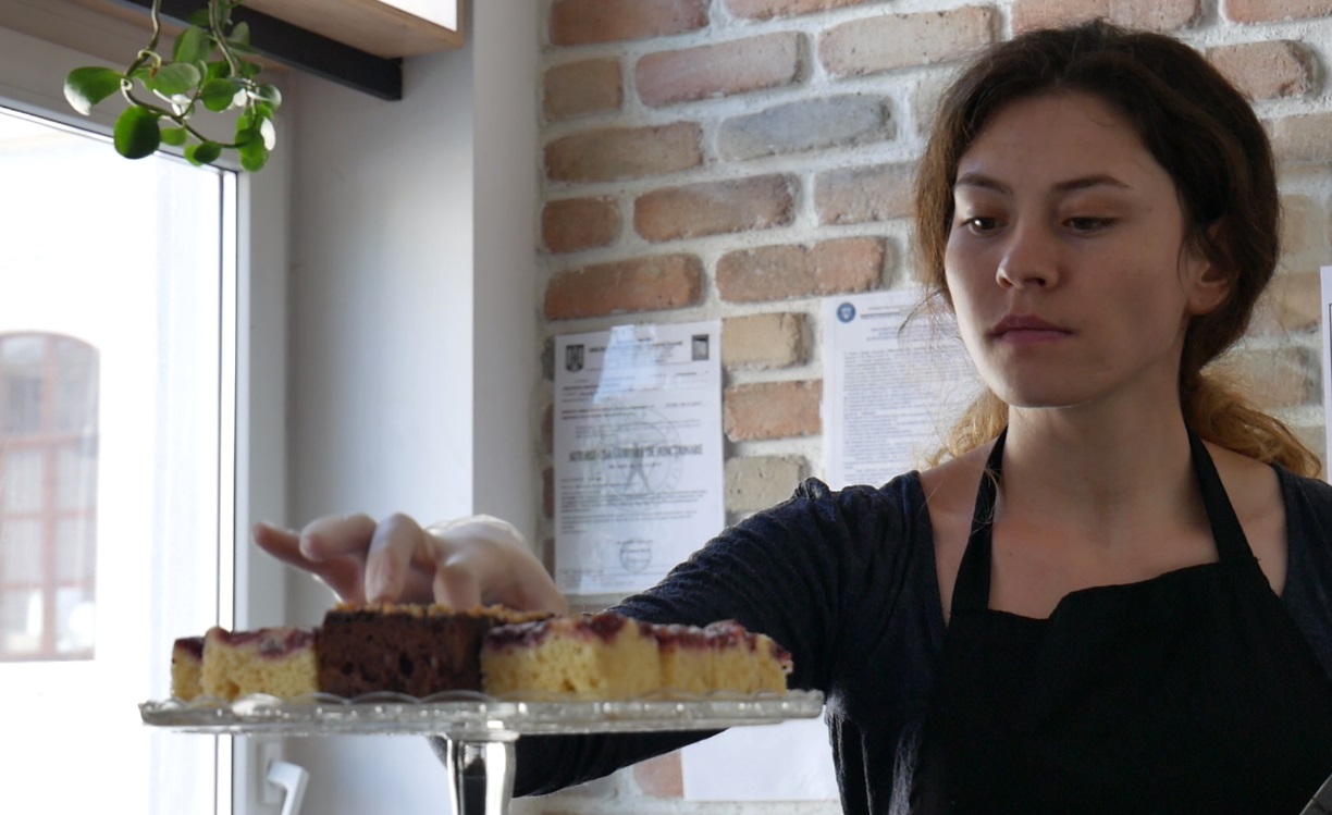 VIDEO / Din orfelinat, la primul job. Un hostel și o cafenea din București au angajat tineri ieșiți din centrele de plasament