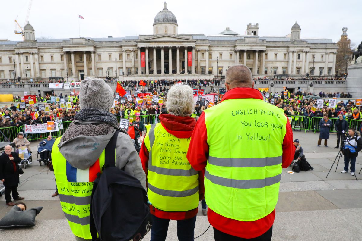 Protest al ”vestelor galbene” în Londra. Englezii au ieșit în stradă pentru a cere alegeri generale anticipate