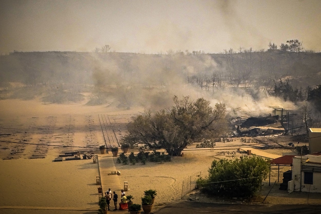 Peste 1.000 de turiști evacuați în Rhodos, după ce trei hoteluri au fost afectate de incendii. De 5 zile se luptă pompierii cu focul pe insula greacă