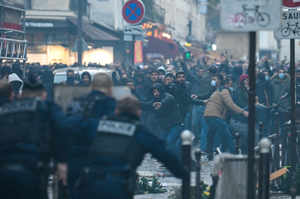 Confruntări violente la Paris între manifestanții kurzi și forțele de ordine, după atacul armat soldat cu 3 morți