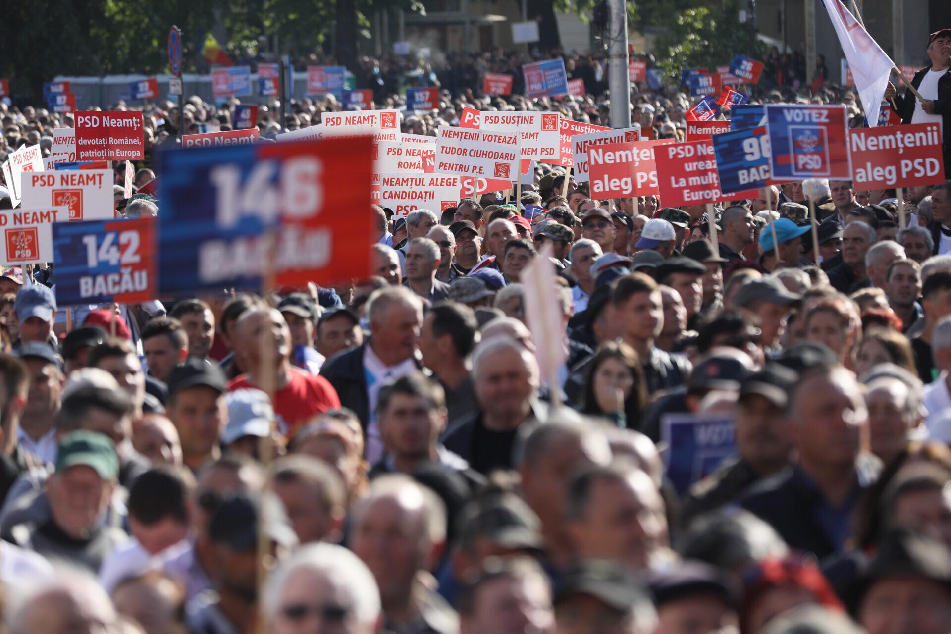 GALERIE FOTO | Mitingul de la Iași în imagini. Cum s-au comportat, joi, cele două tabere pro și anti PSD