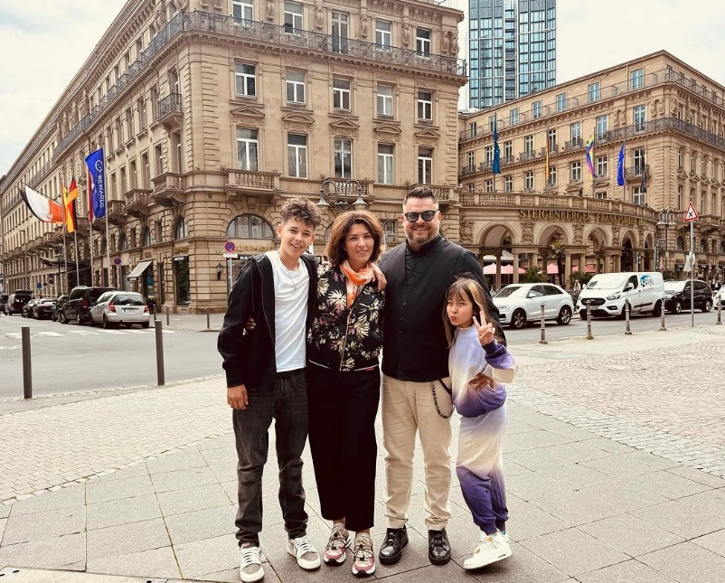 Mihai Bobonete, cu familia la meciul România - Belgia de la EURO 2024: „Îi iau și pe copii”. Cine e și cu ce se ocupă soția comediantului