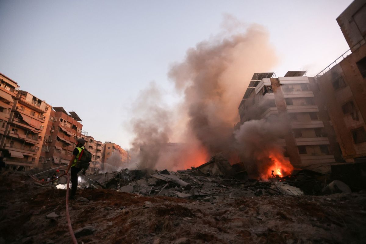 Bombardamente puternice în suburbiile capitalei libaneze Beirut. Israelul anunță că a vizat sediul central al Hezbollah
