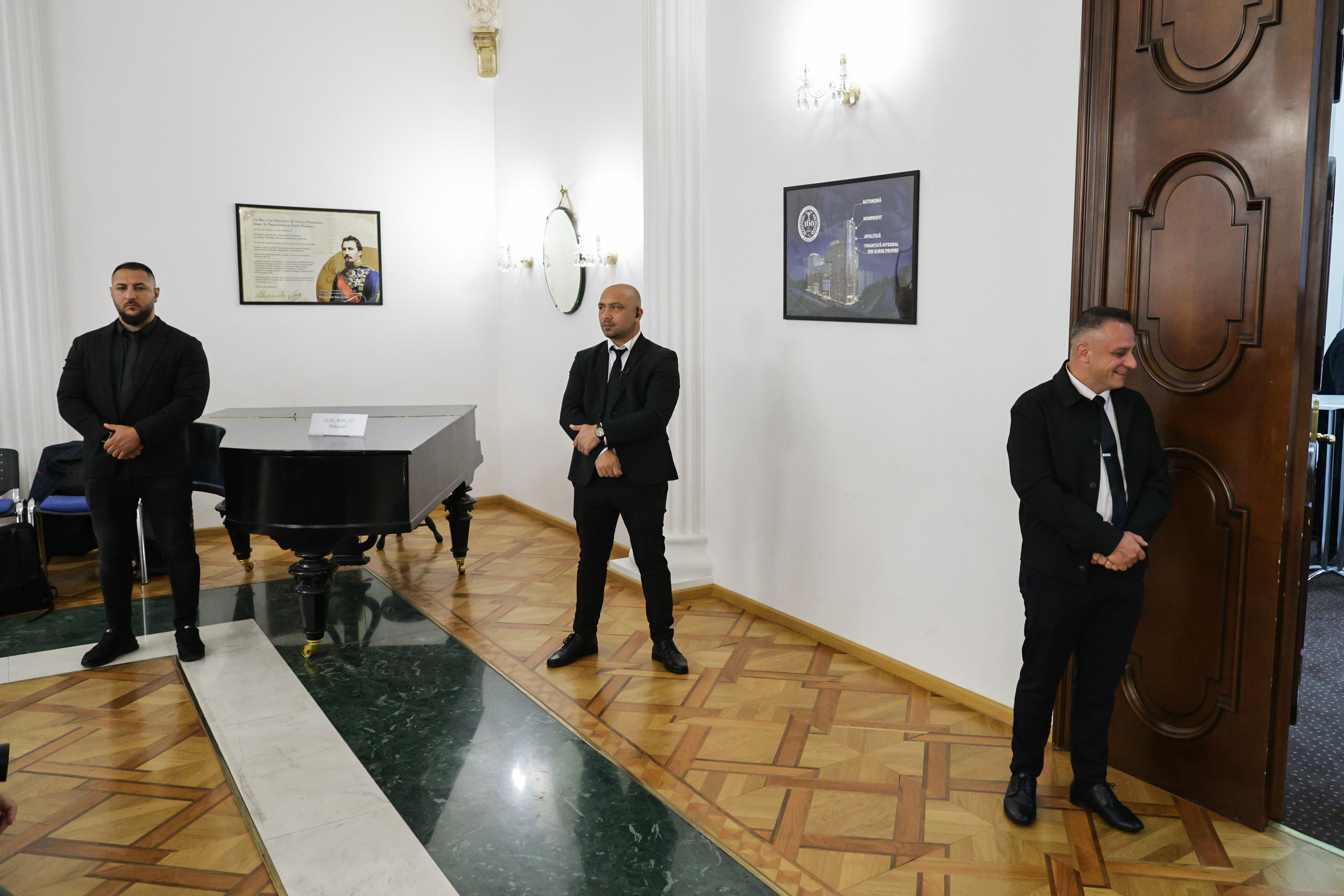 Cultul personalității la George Simion: de la „armata” care-l păzește de jurnaliști la autopromovarea insistentă a întâlnirilor cu lideri europeni REPORTAJ