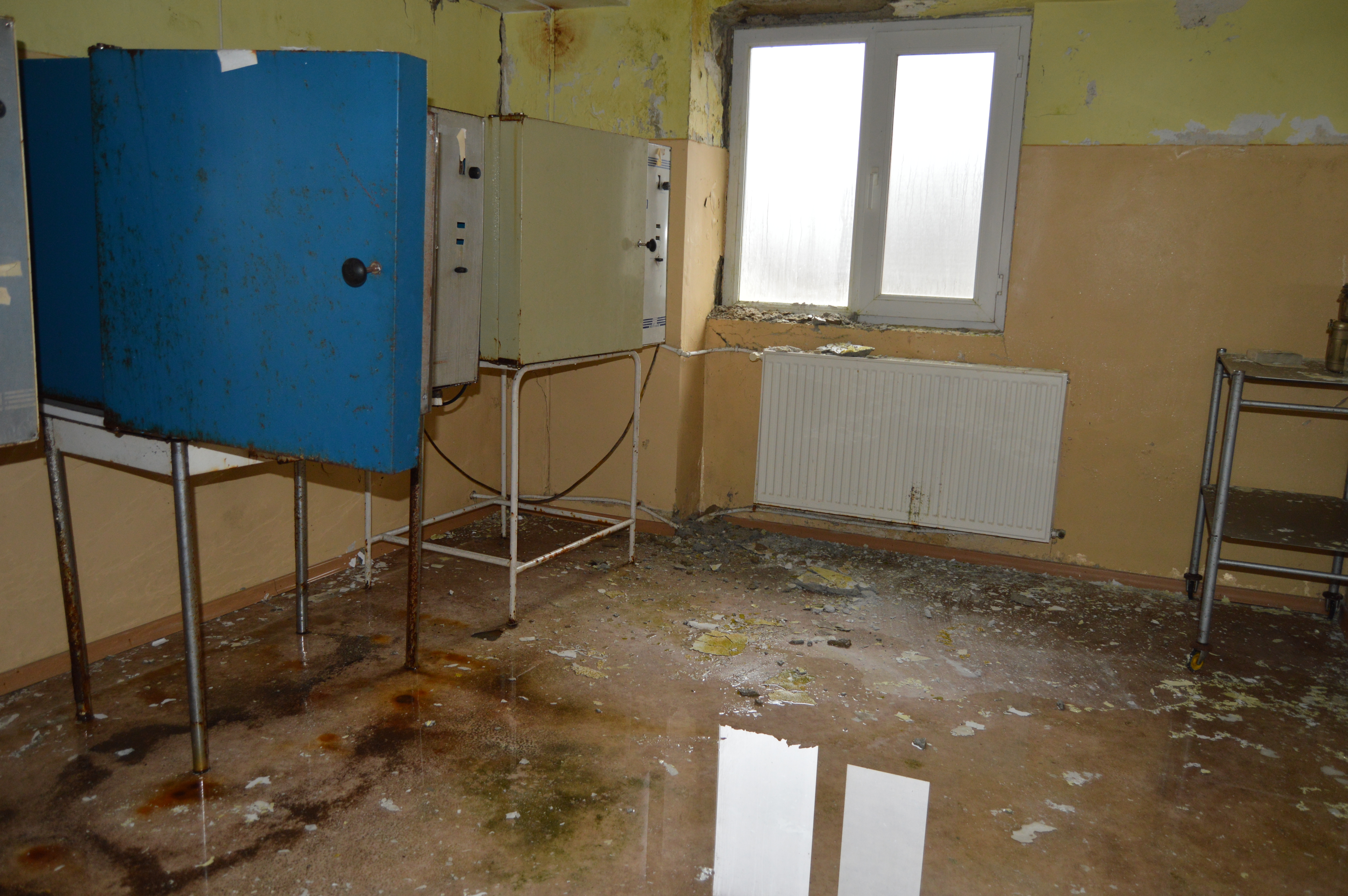 FOTOREPORTAJ/ Bombă biologică în spitalul din Negrești, închis de Guvernul Boc: pereți, instrumentar și paturi mucegăite