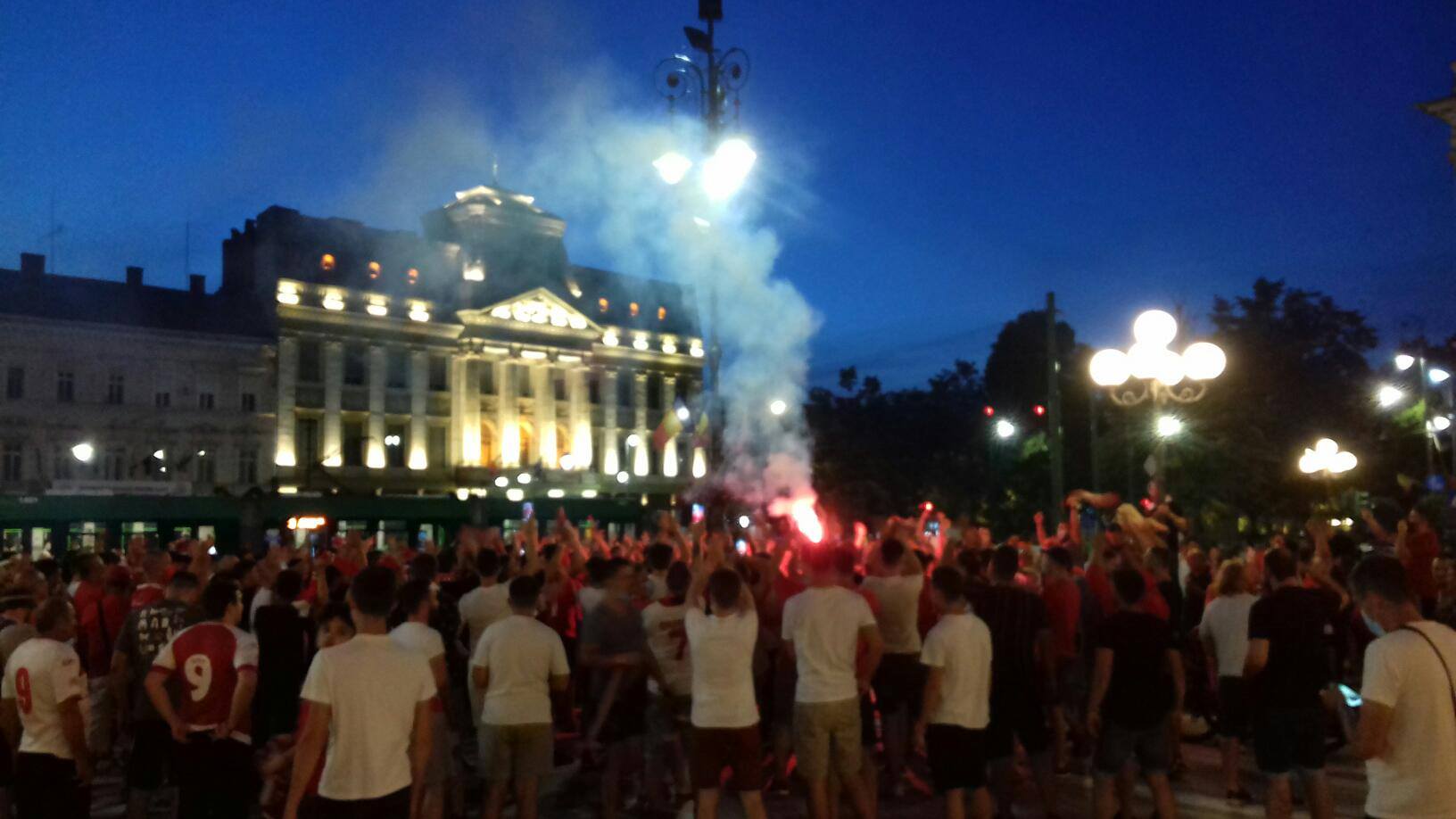 Bucuria nu ține cont de distanțare! Sute de oameni sărbătoresc în fața Primăriei din Arad promovarea echipei UTA în Liga 1. Și fanii lui FC Argeș au ieșit pe străzi