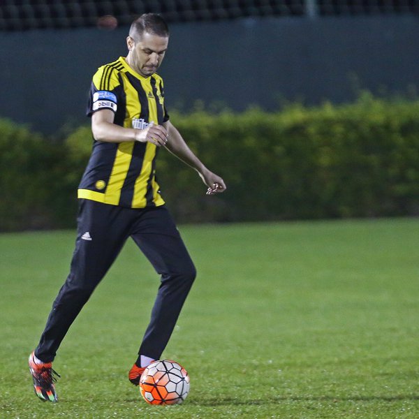 Victor Pițurcă și-a băgat nepotul în staff-ul de la Al Ittihad. Îl ia și pe fiul său, Alex, după ce termină școala de antrenori. Fostul mijlocaș Eugen Trică a schimbat postul: s-a băgat între buturi, la un antrenament / GALERIE FOTO