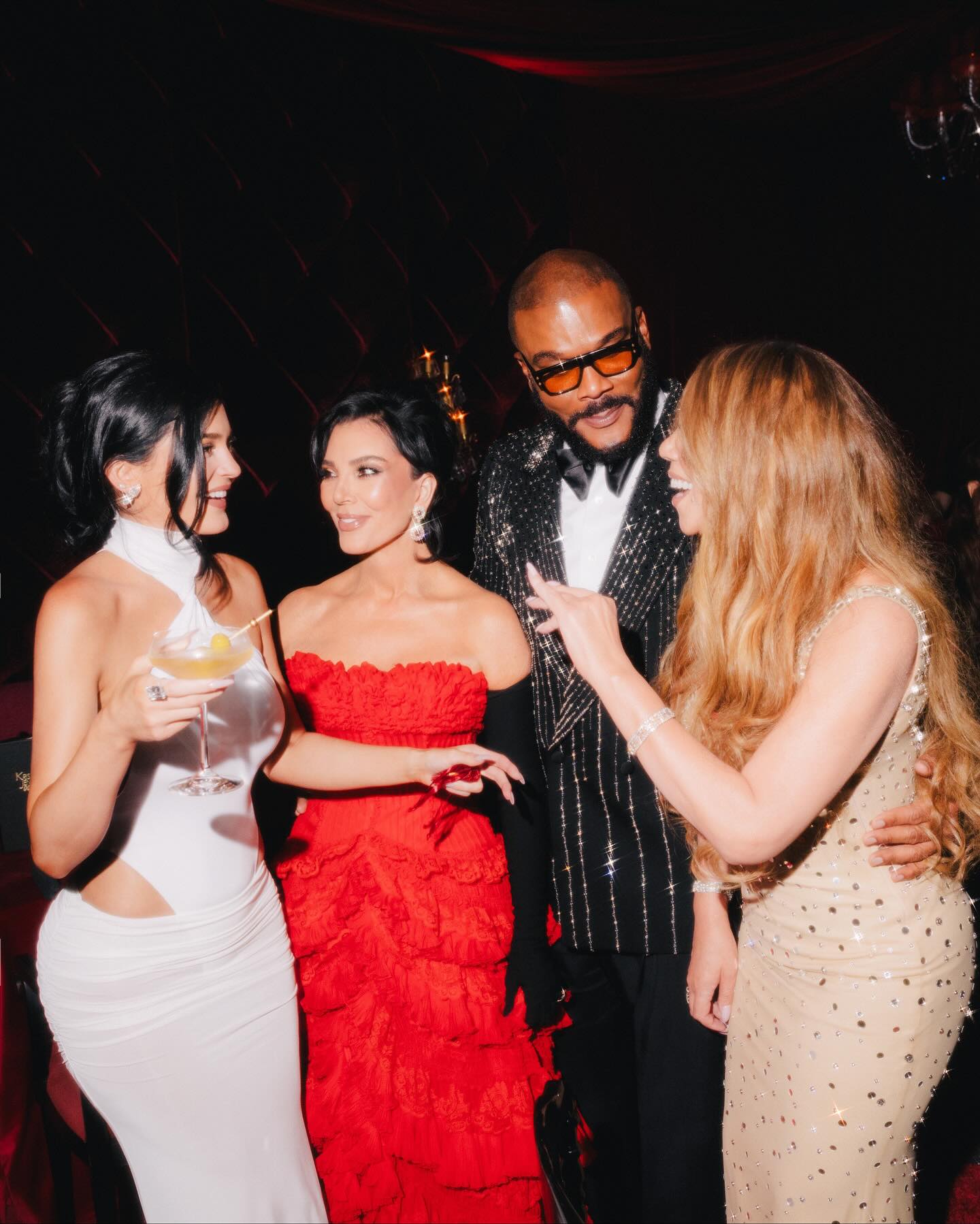 Poliția a fost chemată la petrecerea de 70 de ani a lui Kris Jenner. Imagini cu vedetele, printre care și o româncă, la conacul lui Jeff Bezos