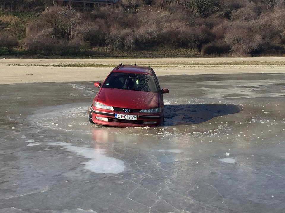 FOTO| Un constănțean a căzut cu mașina în mare după ce a încercat să o conducă pe gheața subțire de la mal
