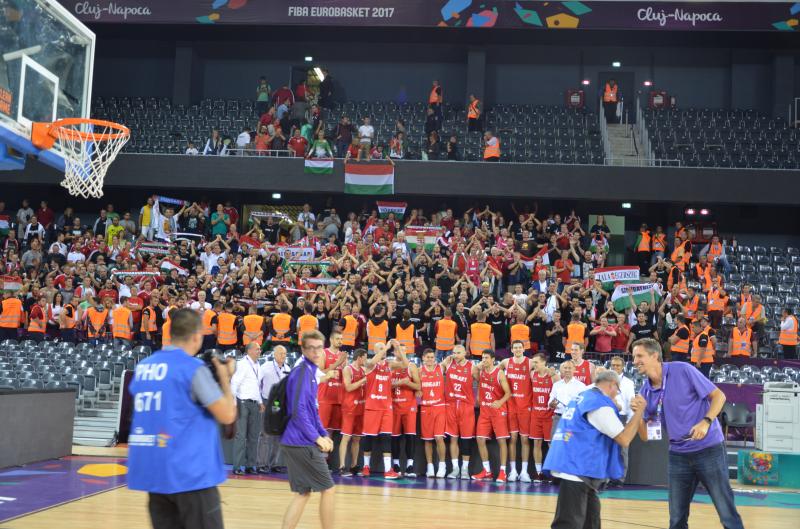 Drapel al Ungariei, ars la Cluj-Napoca de fanii români. Scandal înainte de meciul de calificare în optimile Eurobasket 2017 | VIDEO