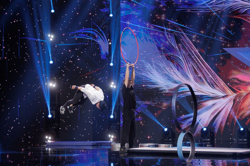 Hou Kai, primul Golden Buzz al sezonului 15 Românii au talent, a fost trimis în semifinală de Pavel Bartoș și Smiley. Povestea uluitoare a acrobatului de Cartea Recordurilor