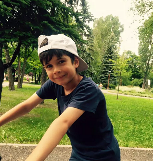 Nicoleta Luciu, surprinsă alături de cei patru copii. Fiul cel mare a depășit-o la înălțime pe mama lui