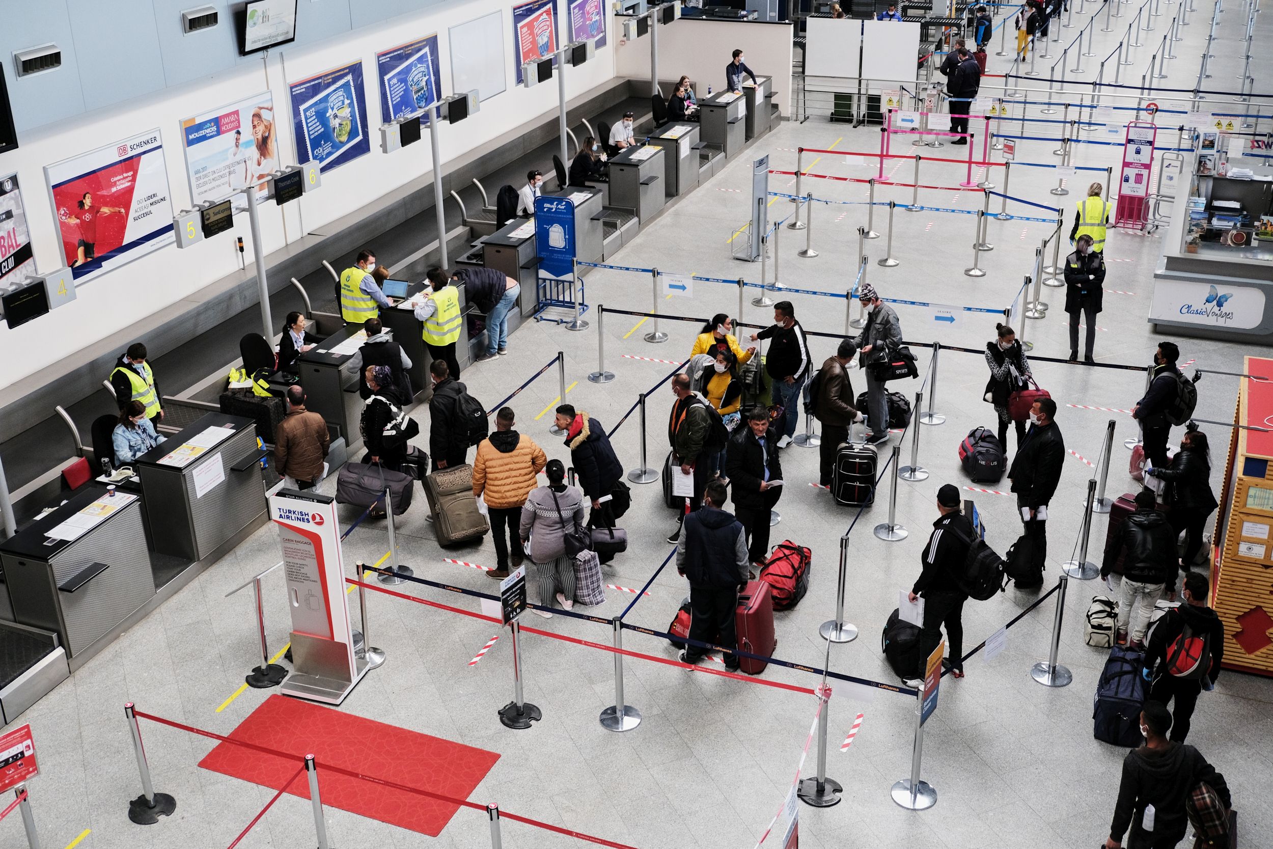 Imaginile zilei | Aglomerație pe aeroportul din Cluj: aproximativ 1.800 de oameni, înghesuiți în parcare. 12 curse decolează astăzi spre Germania