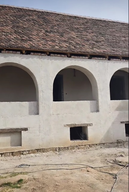 Imagini noi cu casa pe care o renovează Dana Rogoz la Viscri. Lucrările la locuința săsească au avansat