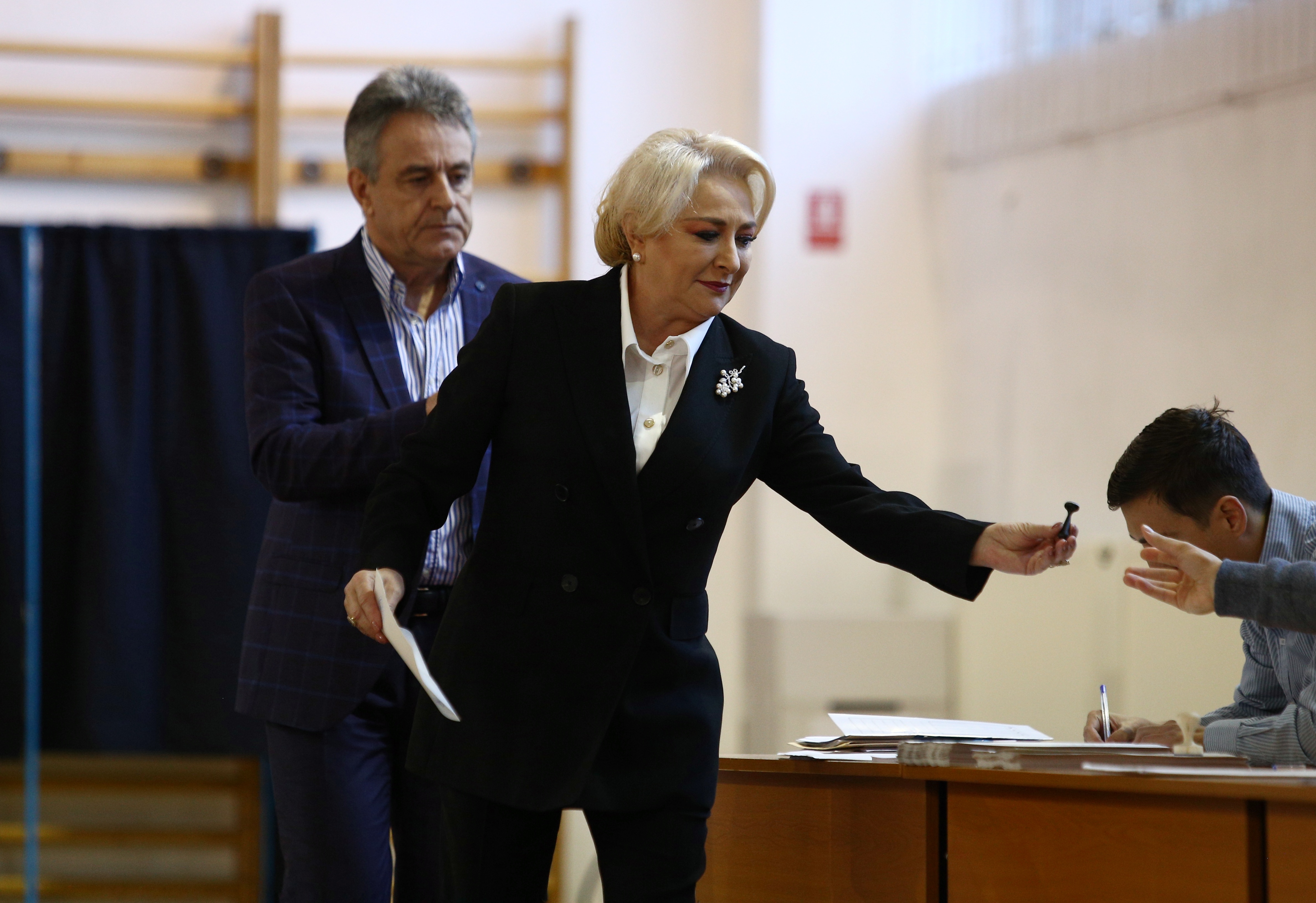 Referendum pentru definirea familiei | Viorica Dăncilă a votat la liceul Jean Monnet din Capitală - VIDEO