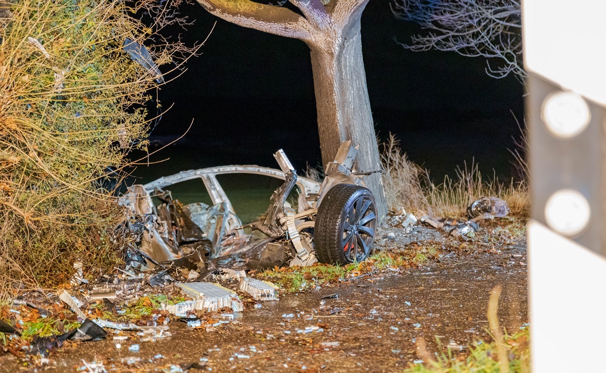 Bateriile unei mașini Tesla au explodat, după un accident pe o șosea din Germania. Șoferul a fost făcut scrum odată cu autoturismul