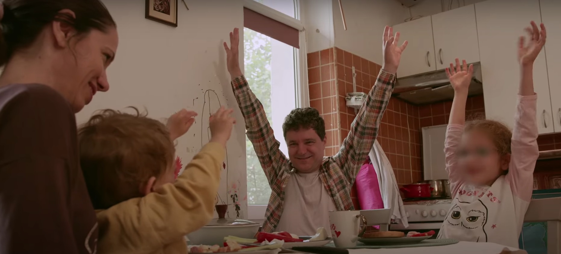 Cine are grijă de copiii lui Nicușor Dan și ai Mirabelei Grădinaru când ei nu sunt acasă. Aheea și Antim nu au bonă și nici bunicii aproape