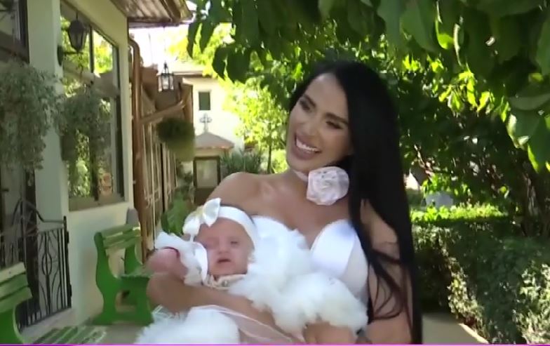Fotografia postată de Daniela Crudu cu fetița ei, care are 8 luni: „Blondina mea. Oare i se mai închide părul?”