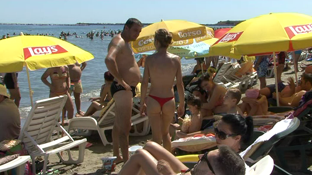 Bunele maniere n-au mai încăput în bagaj! Turiștii se plimbă în slipi pe străzile orașului Constanța