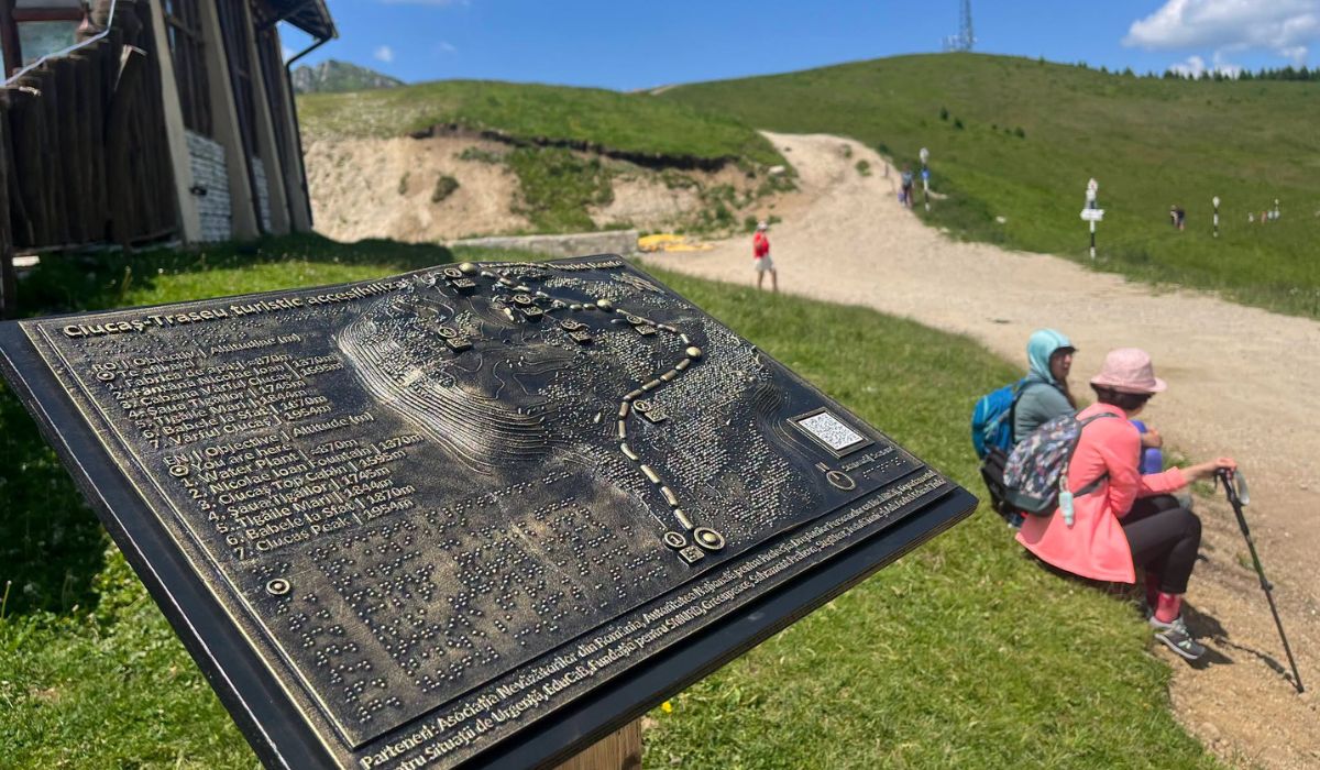 Primul traseu montan pentru nevăzători din România a fost inaugurat: cum arată poteca adaptată din Masivul Ciucaș